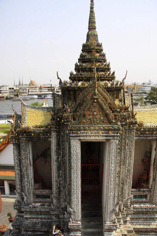 无人,寺庙,竖图,俯视,室外,白天,旅游,度假,湖,湖泊,名胜古迹,水,标志建筑,地标,建筑,曼谷,泰国,亚洲,波纹,节日,繁华,遗迹,湖面,水流,水面,建筑群,涟漪,首都,燃烧,古迹,文化,文物,娱乐,建设,古建筑,蓝色,蓝天,水纹,天空,香火,庙宇,波浪,湖水,天,祈祷,享受,休闲,健康,旅游胜地,放松,许愿,宗教,东南亚,信仰,晴朗,纪念,祈求,神殿,古文明,万里无云,泰王国,郑王庙,水晕,尊敬,恭敬,平安,晴空,晴空万里,彩图,高角度拍摄,庙,寺