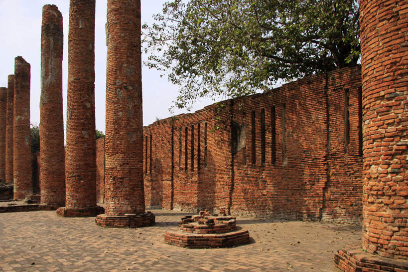 无人,横图,室外,白天,正面,旅游,度假,名胜古迹,标志建筑,地标,建筑,泰国,亚洲,一排,破旧,遗迹,整齐,柱子,墙,云,云朵,建筑群,云彩,古迹,破坏,文物,娱乐,建设,古建筑,大城,破损,废墟,墙壁,墙面,排列,蓝色,白云,蓝天,天空,天,享受,休闲,旅游胜地,放松,东南亚,晴朗,损坏,队列,古文明,泰王国,阿育他耶府,大城府,晴空,彩图