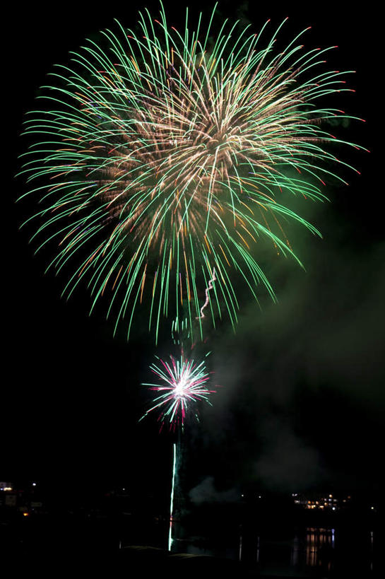 无人,竖图,彩色,室外,特写,夜晚,仰视,爆炸,烟火,日本,亚洲,黑色背景,光线,光泽,烟雾,光芒,辉煌,美丽,照射,扩散,三个,黄色,红色,绿色,焰火,灿烂,闪耀,闪烁,壮丽,礼花,照耀,五彩缤纷,光辉,东亚,烂漫,本州,本州岛,日本国,中部地方,山梨,山梨县,花炮,礼花炮,绚烂,毫光,闪动,闪灼,灿艳,绮丽,绚丽,烟花,彩图,低角度拍摄