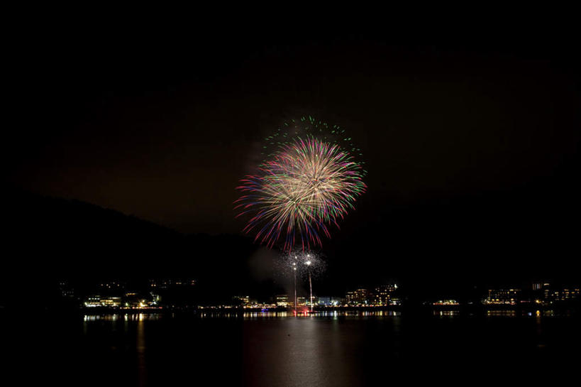 无人,高楼大厦,横图,彩色,室外,夜晚,正面,度假,爆炸,湖,湖泊,美景,水,城市风光,城市,大厦,建筑,摩天大楼,烟火,日本,亚洲,黑色背景,光线,光泽,湖面,景观,山川,水流,水面,烟雾,建筑群,光芒,辉煌,美丽,照射,扩散,娱乐,建设,三个,黄色,绿色,紫色,焰火,湖水,享受,休闲,灿烂,闪耀,景色,放松,闪烁,壮丽,礼花,照耀,五彩缤纷,光辉,东亚,烂漫,本州,本州岛,日本国,中部地方,山梨,山梨县,花炮,礼花炮,绚烂,灯火辉煌,毫光,繁荣,闪动,闪灼,灿艳,绮丽,绚丽,烟花,彩图,大楼,高层建筑,高楼,摩天楼