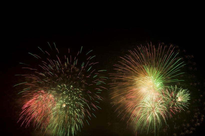 无人,横图,彩色,室外,特写,夜晚,仰视,爆炸,烟火,日本,亚洲,黑色背景,光线,光泽,烟雾,光芒,辉煌,美丽,照射,扩散,两个,黄色,红色,绿色,焰火,灿烂,闪耀,闪烁,壮丽,礼花,照耀,五彩缤纷,光辉,东亚,烂漫,本州,本州岛,日本国,中部地方,山梨,山梨县,花炮,礼花炮,绚烂,毫光,闪动,闪灼,灿艳,绮丽,绚丽,烟花,彩图,低角度拍摄