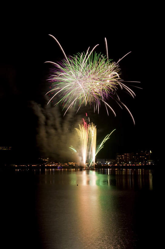 无人,家,竖图,彩色,室外,夜晚,正面,旅游,度假,爆炸,湖,湖泊,美景,水,别墅,城市风光,城市,建筑,烟火,日本,亚洲,许多,黑色背景,光线,光泽,房屋,屋子,湖面,景观,水流,水面,烟雾,公寓,建筑群,光芒,辉煌,美丽,照射,扩散,娱乐,建设,洋房,楼房,住宅,黄色,绿色,白色,焰火,湖水,享受,休闲,灿烂,闪耀,景色,放松,闪烁,壮丽,礼花,照耀,五彩缤纷,光辉,东亚,烂漫,本州,本州岛,日本国,中部地方,山梨,山梨县,花炮,礼花炮,绚烂,灯火辉煌,毫光,繁荣,闪动,闪灼,灿艳,绮丽,绚丽,烟花,彩图,房子