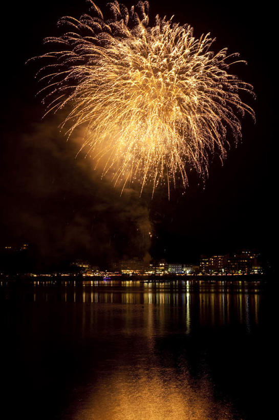 无人,家,竖图,彩色,室外,夜晚,正面,旅游,度假,爆炸,湖,湖泊,美景,水,别墅,城市风光,城市,建筑,烟火,日本,亚洲,许多,黑色背景,光线,光泽,房屋,屋子,湖面,景观,水流,水面,烟雾,公寓,建筑群,光芒,辉煌,美丽,照射,扩散,娱乐,建设,洋房,楼房,住宅,黄色,红色,白色,焰火,湖水,享受,休闲,灿烂,闪耀,景色,放松,闪烁,壮丽,礼花,照耀,五彩缤纷,光辉,东亚,烂漫,本州,本州岛,日本国,中部地方,山梨,山梨县,花炮,礼花炮,绚烂,灯火辉煌,毫光,繁荣,闪动,闪灼,灿艳,绮丽,绚丽,烟花,彩图,房子