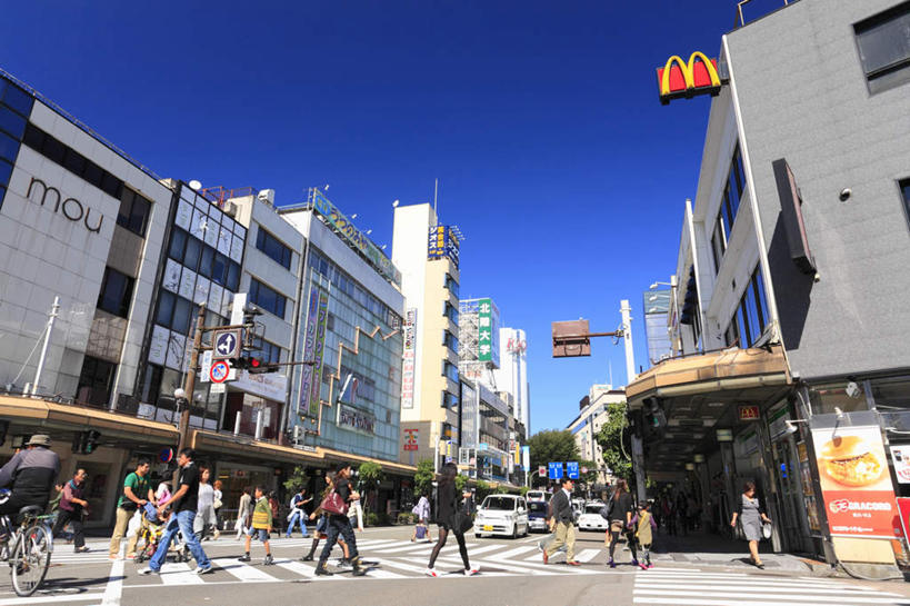 东方人,高楼大厦,走,横图,室外,白天,仰视,度假,美景,城市风光,城市,大厦,道路,建筑,路,摩天大楼,人行横道,公路,日本,亚洲,许多,日文,英文,标志,挂牌,文字,字符,景观,建筑群,人行道,交通,许多人,黄种人,娱乐,标识,建设,红色,蓝色,绿色,蓝天,天空,天,一群人,享受,休闲,景色,放松,晴朗,英文字母,英语,人行横道线,东亚,本州,万里无云,本州岛,日本国,金沢,金沢市,石川,石川县,中部地方,日语,县厅,男人,男性,年轻男性,年轻女性,女人,女性,亚洲人,晴空,晴空万里,斑马线,马路,步行,散步,走路,彩图,低角度拍摄,全身,大楼,高层建筑,高楼,摩天楼