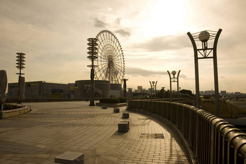 无人,栏杆,横图,室外,白天,正面,旅游,度假,日落,标志建筑,道路,地标,建筑,路,路灯,公路,椅子,照明,东京,日本,亚洲,许多,地砖,晚霞,霞光,云,云朵,建筑群,摩天轮,围栏,灯光,地面,交通,云彩,娱乐,建设,护栏,灯,一个,蓝色,白云,蓝天,天空,黄昏,天,享受,休闲,彩霞,放松,晴朗,单个,御台场,照亮,照明设备,东亚,本州,费里斯大转轮,关东地方,本州岛,日本国,东京都,东京港,台场,石制品,晴空,夕阳,马路,彩图