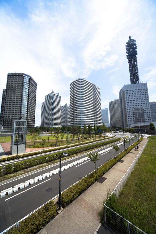 无人,栏杆,竖图,俯视,室外,白天,旅游,度假,草地,草坪,植物,标志建筑,道路,地标,建筑,路,公路,金属制品,神奈川,日本,亚洲,一排,整齐,金属,栅栏,篱笆,云,云朵,建筑群,围栏,交通,横滨,横滨市,神奈川县,云彩,娱乐,建设,护栏,草,树,树木,排列,蓝色,绿色,白云,蓝天,天空,自然,天,享受,休闲,放松,生长,晴朗,成长,队列,东亚,本州,首府,关东地方,本州岛,日本国,石制品,晴空,马路,彩图,高角度拍摄