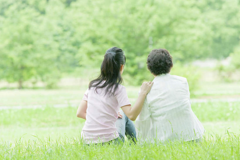 东方人,老年人,两个人,家庭,祖母,坐,横图,室外,白天,草地,草坪,植物,亚洲,服装,休闲装,黄种人,草,树,树木,背面,衣服,绿色,黑色,自然,休闲,温暖,温馨,一家人,休闲服,服饰,生长,奶奶,成长,祖孙,和睦,外婆,外孙女,外祖母,老年女性,年轻女性,女人,女性,亚洲人,年轻人,长发,孙女,坐着,彩图,全身,融洽