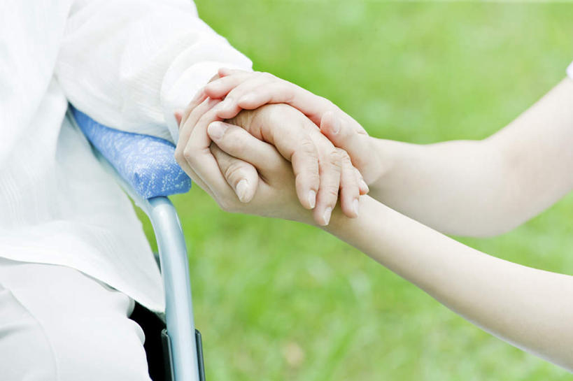 东方人,手,两个人,病人,护士,坐,握手,横图,俯视,室外,特写,白天,草地,草坪,植物,亚洲,双手,朦胧,模糊,黄种人,草,绿色,护工,温暖,温馨,手部,护理,照顾,白衣天使,护理工,照看,护理员,老年女性,年轻女性,女人,女性,亚洲人,患者,就医者,搀手,拉手,手拉手,手握手,坐着,半身,彩图,高角度拍摄,融洽