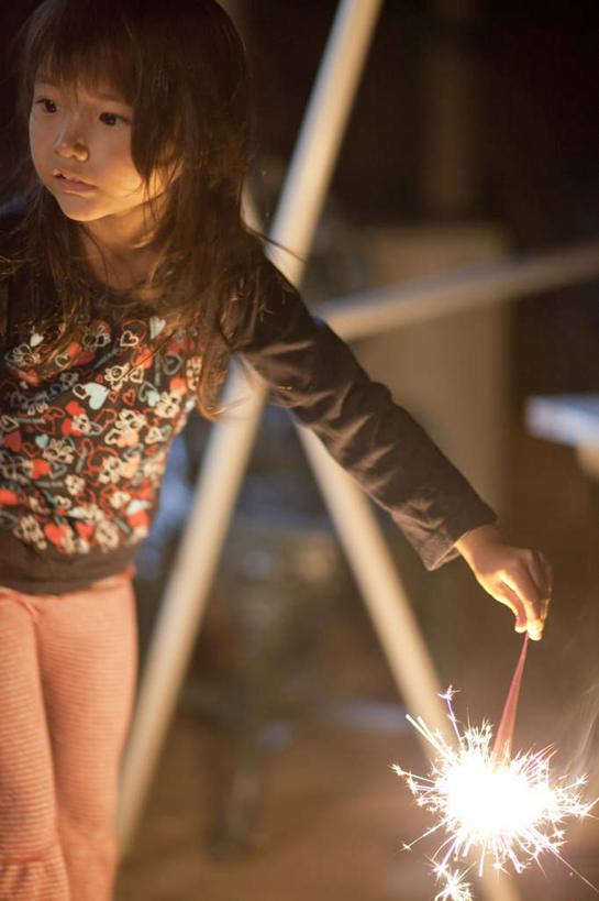 东方人,儿童,一个人,站,竖图,室外,夜晚,正面,纯洁,烟火,亚洲,仅一个女性,仅一个人,光线,光泽,光芒,燃烧,拿,拿着,注视,黄种人,小孩,焰火,观察,看,站着,仅一个小孩,闪耀,可爱,童年,童趣,观看,烟火棒,察看,闪烁,关注,光辉,童真,烂漫,无邪,毫光,闪动,闪灼,天真,女孩,女人,女性,亚洲人,孩子,烟花,站立,半身,彩图,女生