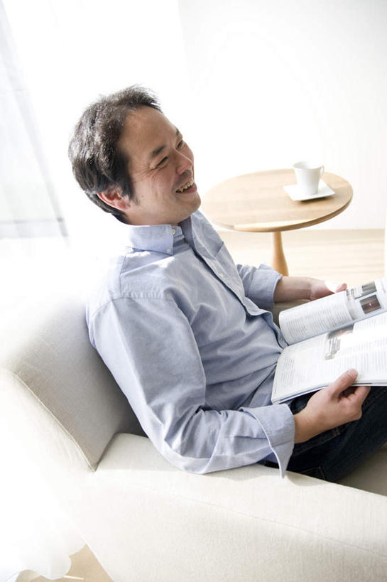 东方人,一个人,客厅,坐,笑,微笑,露齿笑,竖图,俯视,室内,白天,阅读,地板,沙发,杂志,杯子,餐具,亚洲,仅一个男性,仅一个人,学习,服装,瓷器,碟子,盘,咖啡杯,陶瓷制品,地面,注视,休闲装,黄种人,木地板,仅一个年轻男性,衣服,边桌,盘子,碟,观察,看,休闲,休闲服,读书,浏览,服饰,观看,察看,起居室,关注,瓷杯,男人,男性,年轻男性,亚洲人,坐着,半身,彩图,高角度拍摄