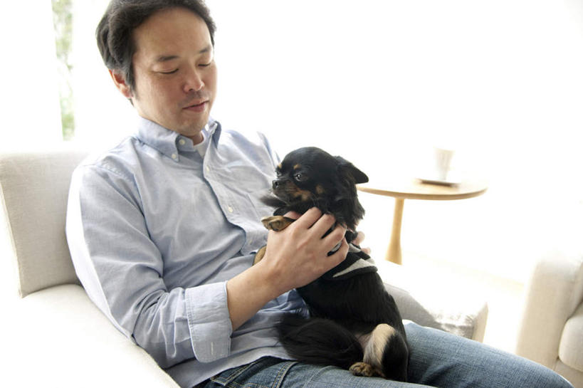 东方人,一个人,客厅,横图,室内,白天,正面,窗户,沙发,宠物,狗,杯子,餐具,亚洲,仅一个男性,仅一个人,仅一个中年男性,握,服装,朦胧,模糊,瓷器,碟子,盘,咖啡杯,陶瓷制品,吉娃娃,拿,拿着,注视,休闲装,黄种人,玻璃窗,一只,衣服,动物,边桌,盘子,碟,观察,看,休闲,休闲服,可爱,握着,服饰,观看,察看,起居室,关注,瓷杯,忠诚,芝娃娃,奇娃娃,吉娃娃犬,齐花花,男人,男性,中年男性,亚洲人,犬,半身,彩图