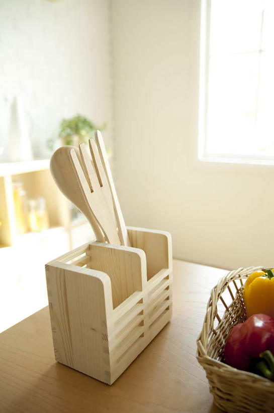 无人,竖图,俯视,室内,特写,白天,植物,餐桌,窗户,桌子,樱桃,蔬菜,餐具,朦胧,模糊,新鲜,叉子,盆栽,勺子,食品,盆景,收纳盒,储物柜,玻璃窗,食物,绿色,自然,调羹,汤匙,水果篮,有机食品,绿色食品,生长,成长,餐台,餐刀,餐叉,进餐用具,樱珠,莺桃,英桃,楔桃,牛桃,荆桃,灯笼椒,彩图,高角度拍摄