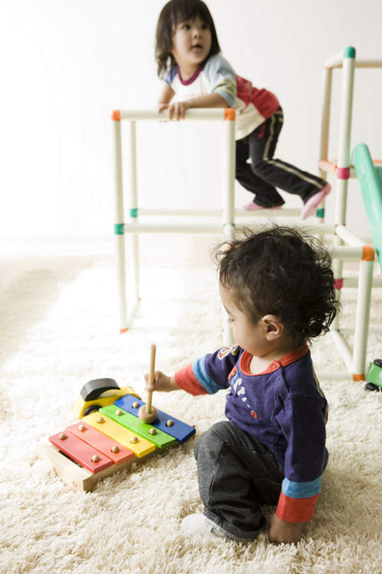 东方人,儿童,两个人,家庭,客厅,坐,攀登,竖图,俯视,室内,白天,游戏,纯洁,地毯,玩具,亚洲,服装,木制,乐器,玩,注视,休闲装,黄种人,娱乐,小孩,衣服,木制品,观察,看,休闲,温暖,温馨,一家人,休闲服,爬,可爱,童年,童趣,益智,服饰,观看,打击乐,活动,打击乐器,和睦,察看,起居室,木琴,发泄,关注,消遣,智力,童真,烂漫,无邪,宣泄,巴拉风,天真,男孩,男人,男性,女孩,女人,女性,亚洲人,攀爬,玩耍,嬉戏,坐着,彩图,高角度拍摄,全身,融洽,男生,女生