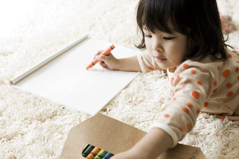 东方人,儿童,一个人,客厅,横图,俯视,室内,白天,纯洁,地毯,亚洲,仅一个女性,仅一个人,服装,笔,蜡笔,办公用品,注视,休闲装,黄种人,画,文具,小孩,衣服,学习用品,观察,看,趴着,仅一个小孩,休闲,休闲服,可爱,童年,童趣,服饰,观看,文具用品,察看,起居室,关注,童真,烂漫,无邪,素描簿,天真,女孩,女人,女性,亚洲人,孩子,趴,半身,彩图,高角度拍摄,女生