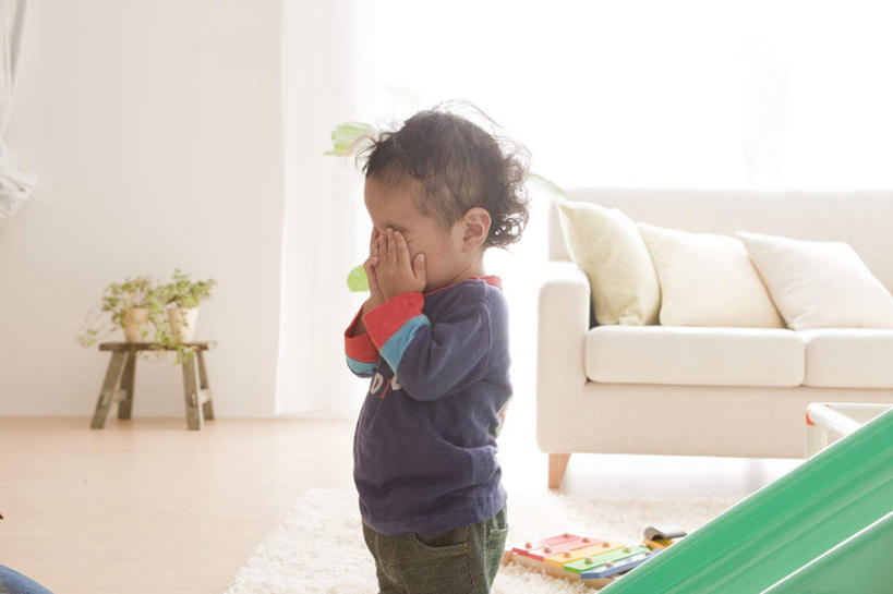 东方人,儿童,一个人,客厅,站,摸,横图,室内,白天,侧面,游戏,纯洁,植物,地毯,靠垫,沙发,玩具,椅子,亚洲,仅一个男性,仅一个人,抚摸,服装,盆栽,木椅,靠枕,盆景,玩,休闲装,黄种人,娱乐,小孩,衣服,蓝色,绿色,自然,垫子,枕头,站着,仅一个小孩,休闲,休闲服,可爱,童年,童趣,益智,遮,遮掩,服饰,生长,成长,打击乐,活动,起居室,掩盖,遮挡,发泄,消遣,智力,布艺沙发,童真,烂漫,无邪,遮盖,宣泄,掩饰,天真,男孩,男人,男性,亚洲人,孩子,触摸,接触,玩耍,嬉戏,站立,半身,彩图,男生