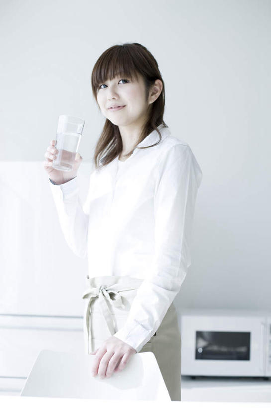 东方人,一个人,家庭主妇,餐厅,站,竖图,室内,白天,正面,烹饪,厨具,亚洲,仅一个年轻女性,仅一个女性,仅一个人,服装,电器,围裙,冰箱,注视,休闲装,黄种人,冷冻,冷柜,衣服,白色,灰色,冷藏柜,观察,看,站着,休闲,休闲服,服饰,冷藏,观看,储藏,微波炉,察看,家电,家用电器,关注,微波,炊具,烹饪用具,保鲜,年轻女性,女人,女性,亚洲人,烹调用具,主妇,烹调,站立,半身,彩图,小家电