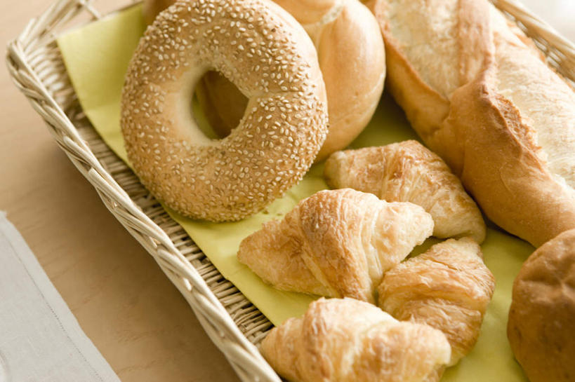 点心,面包,无人,客厅,横图,俯视,室内,特写,白天,餐桌,托盘,一堆,许多,堆叠,堆积,食品,面点,甜点,甜品,羊角面包,食物,糕点,甜食,甜甜圈,牛角面包,藤编,堆,起居室,彩图,高角度拍摄