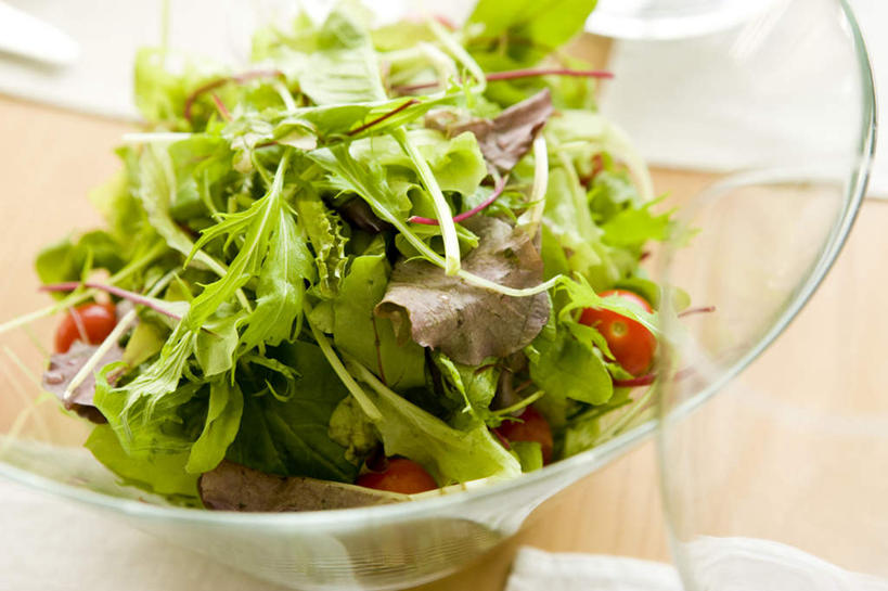 无人,横图,俯视,室内,特写,白天,餐桌,厨房,蔬菜,西红柿,水果,一堆,许多,堆叠,堆积,盆子,生菜,莴苣,蔬菜沙拉,沙拉,色拉,沙律,有机食品,绿色食品,色拉酱,堆,千岛酱,春菜,鹅仔菜,莴仔菜,千金菜,叶用莴苣,樱桃番茄,圣女果,番茄,彩图,高角度拍摄,灶间,料理台