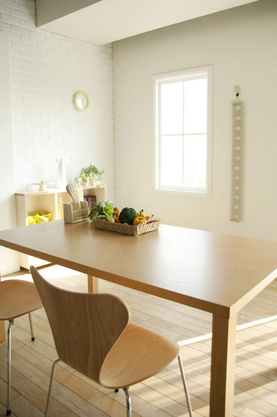 无人,家,竖图,室内,白天,正面,植物,别墅,餐桌,厨房,窗户,地板,家具,装修,建筑,苹果,餐具,椅子,托盘,欧式,装饰,时间,测量,盆栽,时钟,刻度,饭厅,房屋,木椅,墙,屋子,公寓,花菜,花椰菜,西兰花,盆景,收纳盒,地面,储物柜,豪华,计时,建设,现代,装潢,洋房,楼房,木地板,玻璃窗,墙壁,墙面,住宅,绿色,自然,尺,直尺,挂钟,室内装潢,钟表,表,水果篮,藤编,生长,成长,测量工具,样板房,明亮,尺子,衡量,舒适,家居装潢,房屋设计,地中海风格,古典风格,简约风格,比例,室内设计,宽敞,样板房装潢,量具,量仪,标度,设计,进餐用具,烹调用具,钟,灯笼椒,彩图,房子,灶间