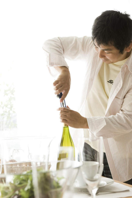 葡萄酒,东方人,一个人,客厅,站,竖图,室内,特写,白天,正面,奢侈,快乐,窗户,杯子,餐具,亚洲,仅一个男性,仅一个人,服装,朦胧,模糊,碟子,高脚杯,开瓶器,盘,浪漫,开瓶,注视,休闲装,黄种人,玻璃窗,玻璃制品,酒,饮料,仅一个年轻男性,衣服,盘子,酒杯,水果盆,碟,碗,香槟,观察,看,站着,休闲,休闲服,诱惑,抬手,服饰,餐布,观看,察看,起居室,开启,关注,启瓶器,香槟杯,瓶启,气泡酒,起泡酒,汽酒,男人,男性,年轻男性,亚洲人,玻璃杯,站立,半身,彩图,高兴,欢笑,酒具