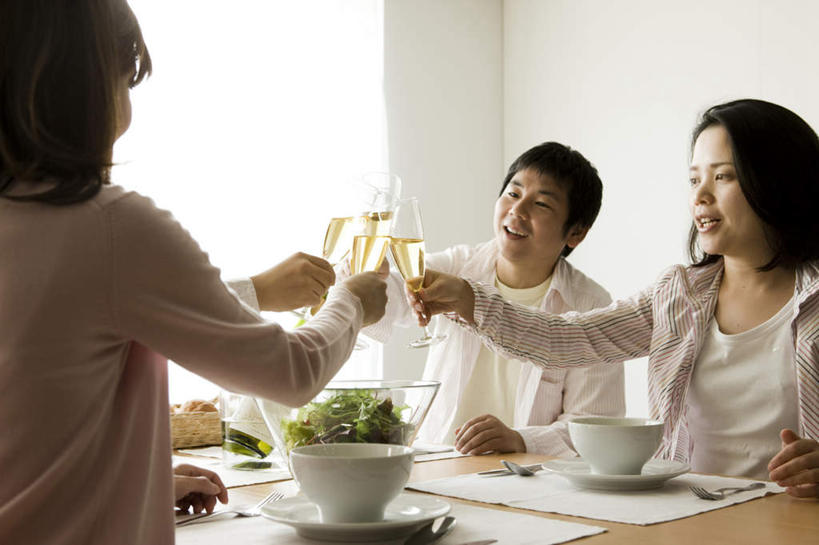 点心,东方人,背部,四个人,伙伴,朋友,客厅,横图,室内,白天,正面,友谊,窗户,蔬菜,杯子,餐具,托盘,亚洲,握,服装,朦胧,模糊,新鲜,叉子,碟子,高脚杯,盘,勺子,墙,食品,甜点,甜品,拿,拿着,注视,休闲装,黄种人,玻璃窗,墙壁,墙面,玻璃制品,食物,糕点,衣服,盘子,酒杯,水果盆,调羹,碟,汤匙,碗,甜食,观察,看,休闲,休闲服,握着,服饰,藤编,有机食品,绿色食品,餐布,观看,察看,起居室,关注,香槟杯,友情,男人,男性,年轻男性,年轻女性,女人,女性,亚洲人,玻璃杯,半身,彩图