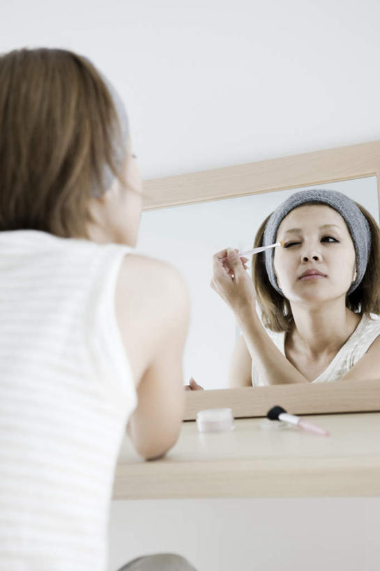 东方人,一个人,坐,竖图,室内,白天,化妆,美容,镜子,亚洲,仅一个年轻女性,仅一个女性,仅一个人,握,服装,反射,束发带,墙,拿,拿着,注视,休闲装,黄种人,发带,墙壁,墙面,背面,衣服,化妆镜,化妆品,观察,看,休闲,休闲服,握着,服饰,化妆台,观看,镜像,察看,镜面,化妆间,关注,化妆笔,光学,年轻女性,女人,女性,亚洲人,坐着,半身,彩图