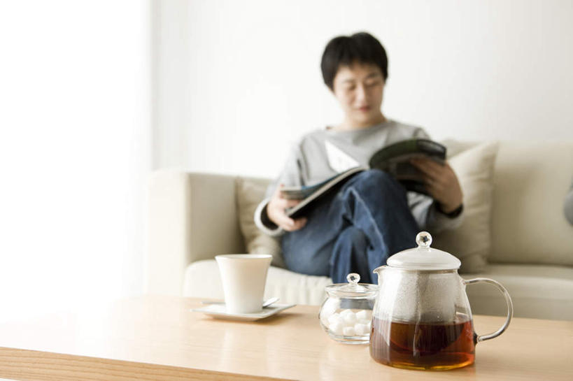 东方人,一个人,客厅,横图,室内,白天,正面,阅读,餐桌,靠垫,沙发,杂志,杯子,餐具,玻璃,亚洲,仅一个男性,仅一个人,仅一个中年男性,学习,服装,瓷器,碟子,盘,勺子,咖啡杯,靠枕,陶瓷制品,注视,休闲装,黄种人,方糖,翘腿,玻璃制品,一个,衣服,盘子,茶壶,垫子,调羹,碟,汤匙,枕头,观察,看,休闲,休闲服,读书,浏览,服饰,观看,翻阅,察看,起居室,关注,瓷杯,布艺沙发,男人,男性,中年男性,亚洲人,半身,彩图