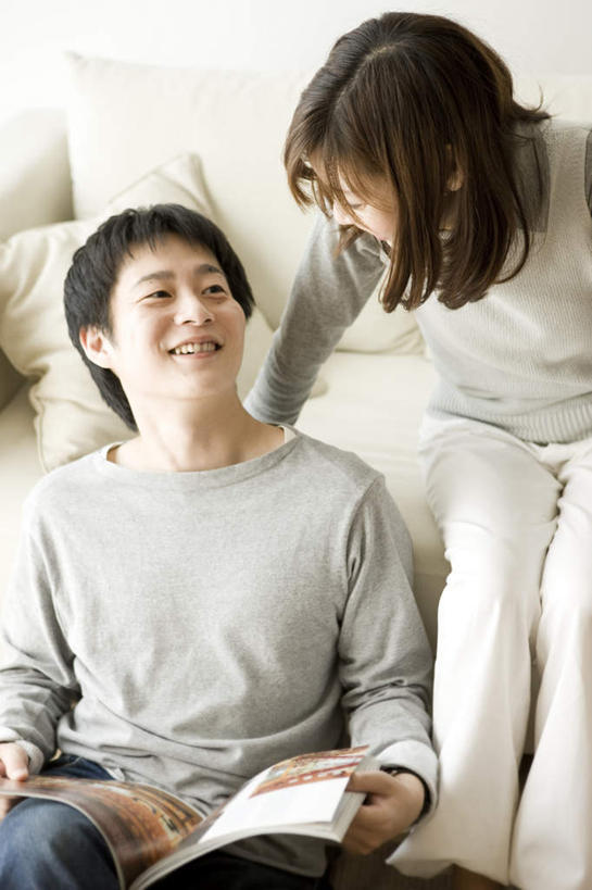 东方人,两个人,夫妻,客厅,坐,笑,微笑,露齿笑,竖图,俯视,室内,白天,爱情,阅读,靠垫,沙发,杂志,亚洲,学习,服装,靠枕,浪漫,注视,休闲装,黄种人,两个,衣服,垫子,枕头,观察,看,靠,靠着,休闲,休闲服,恩爱,读书,浏览,恋人,服饰,观看,翻阅,察看,起居室,关注,布艺沙发,男人,男性,女人,女性,中年男性,中年女性,亚洲人,夫妇,情侣,坐着,半身,彩图,高角度拍摄,伴侣