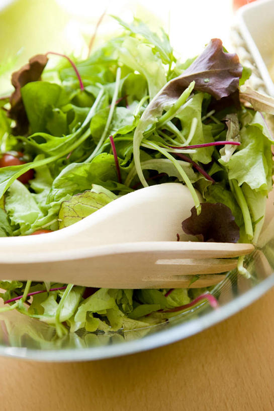 无人,竖图,俯视,室内,特写,白天,餐桌,蔬菜,餐具,水果,玻璃,新鲜,铲子,碟子,木勺,盘,蔬菜沙拉,沙拉,食品,色拉,沙律,玻璃制品,食物,一个,盘子,容器,碟,有机食品,绿色食品,单个,色拉酱,储藏,储存,千岛酱,进餐用具,烹调用具,彩图,高角度拍摄,贮存