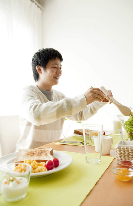 点心,面包,东方人,一个人,客厅,坐,竖图,室内,白天,侧面,餐桌,蔬菜,西红柿,餐具,椅子,亚洲,仅一个男性,仅一个人,仅一个中年男性,握,服装,新鲜,叉子,碟子,盘,勺子,木椅,墙,调料,食品,面点,炒蛋,调味品,拿,调味料,拿着,休闲装,黄种人,调味瓶,墙壁,墙面,食物,糕点,衣服,盘子,调羹,碟,汤匙,休闲,休闲服,握着,服饰,有机食品,绿色食品,起居室,餐垫,男人,男性,中年男性,亚洲人,樱桃番茄,圣女果,番茄,坐着,半身,彩图