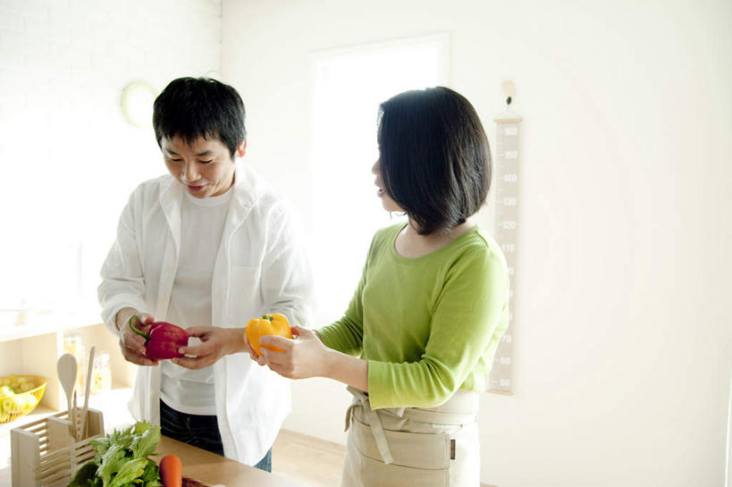 东方人,两个人,夫妻,客厅,站,横图,室内,白天,侧面,爱情,窗户,萝卜,胡萝卜,蔬菜,餐具,水果,亚洲,握,服装,朦胧,模糊,新鲜,时间,测量,篮子,木勺,时钟,刻度,墙,生食,食品,果实,收纳盒,浪漫,拿,计时,拿着,注视,休闲装,黄种人,玻璃窗,墙壁,墙面,食物,衣服,尺,直尺,挂钟,钟表,观察,看,站着,休闲,休闲服,表,恩爱,握着,恋人,服饰,有机食品,绿色食品,观看,测量工具,尺子,察看,衡量,起居室,关注,比例,量具,量仪,标度,男人,男性,女人,女性,中年男性,中年女性,亚洲人,夫妇,情侣,进餐用具,烹调用具,钟,红萝卜,甘荀,灯笼椒,站立,半身,彩图,伴侣