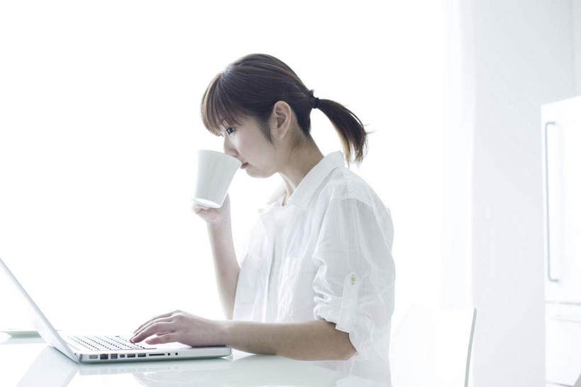 东方人,一个人,商务人士,商务女性,客厅,坐,横图,室内,白天,侧面,衬衫,笔记本电脑,桌子,杯子,餐具,椅子,亚洲,仅一个年轻女性,仅一个女性,仅一个人,敲打,套装,朦胧,模糊,瓷器,电器,碟子,盘,冰箱,木椅,墙,咖啡杯,陶瓷制品,注视,黄种人,输入,书桌,冷冻,冷柜,墙壁,墙面,白色,盘子,课桌,碟,冷藏柜,打字,观察,看,冷藏,观看,储藏,点击,敲击,察看,起居室,家电,家用电器,关注,瓷杯,商务装,工薪阶层,保鲜,按键,年轻女性,女人,女性,亚洲人,白领,上班族,坐着,半身,彩图,衬衣