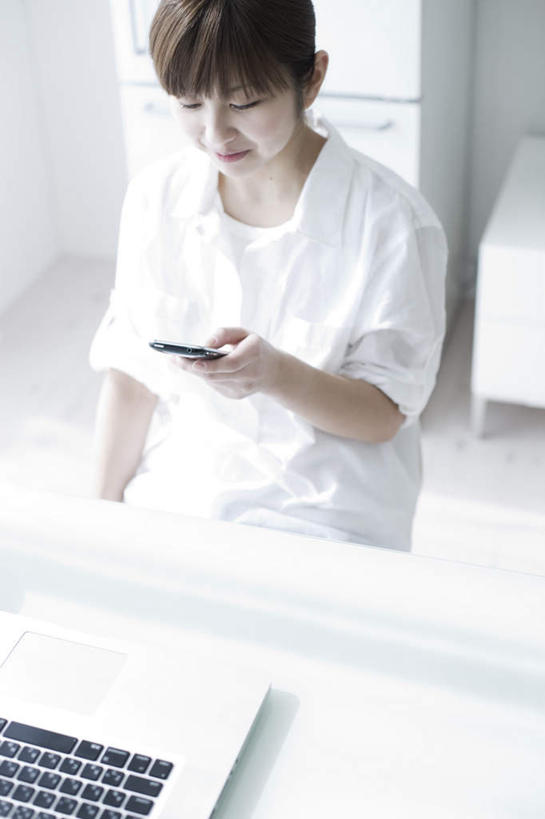 东方人,一个人,商务人士,商务女性,客厅,坐,打电话,竖图,俯视,室内,白天,衬衫,笔记本电脑,柜子,桌子,电话,手机,亚洲,仅一个年轻女性,仅一个女性,仅一个人,握,套装,瓷砖,地砖,电器,冰箱,墙,地面,拿,拿着,注视,黄种人,通讯设备,书桌,冷冻,冷柜,墙壁,墙面,白色,课桌,橱柜,冷藏柜,观察,看,握着,冷藏,观看,储藏,察看,起居室,家电,家用电器,关注,商务装,工薪阶层,保鲜,交流,年轻女性,女人,女性,亚洲人,白领,上班族,沟通,通话,坐着,半身,彩图,高角度拍摄,衬衣