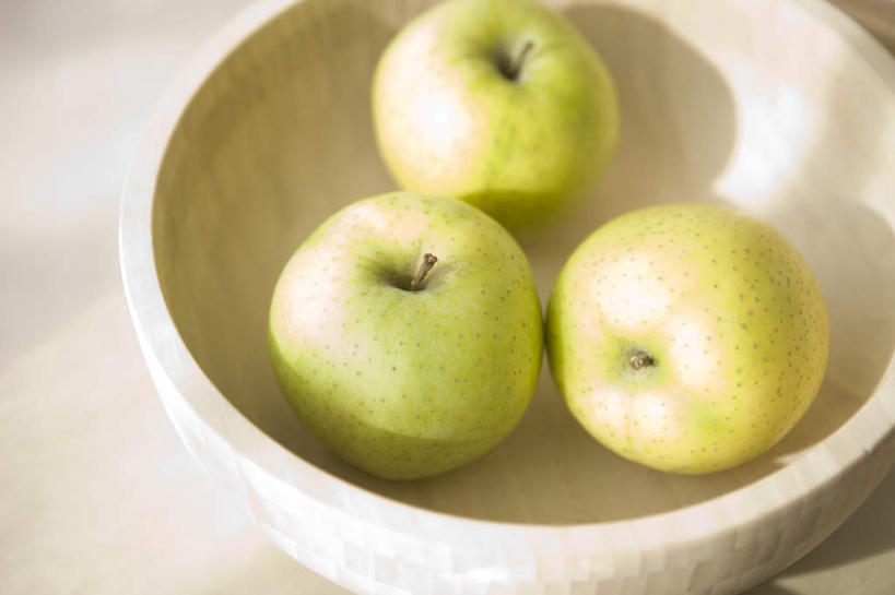 无人,横图,俯视,室内,特写,白天,餐桌,厨房,桌面,桌子,苹果,水果,阴影,新鲜,反射,影子,生食,食品,果实,食物,三个,绿色,有机食品,绿色食品,水果盘,彩图,高角度拍摄,灶间,料理台