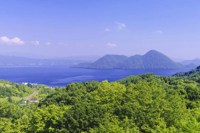 无人,公园,家,横图,室外,白天,正面,旅游,度假,草地,草坪,湖,湖泊,美景,森林,树林,水,植物,道路,路,公路,北海道,日本,亚洲,许多,朦胧,模糊,房屋,屋子,湖面,景观,水流,水面,云,云朵,交通,云彩,娱乐,楼房,住宅,树,树木,蓝色,绿色,白云,蓝天,天空,自然,湖水,天,享受,休闲,景色,放松,生长,晴朗,成长,国家公园,自然风光,东亚,日本国,北海道地方,北海道岛,支笏湖国家公园,晴空,马路,彩图,房子