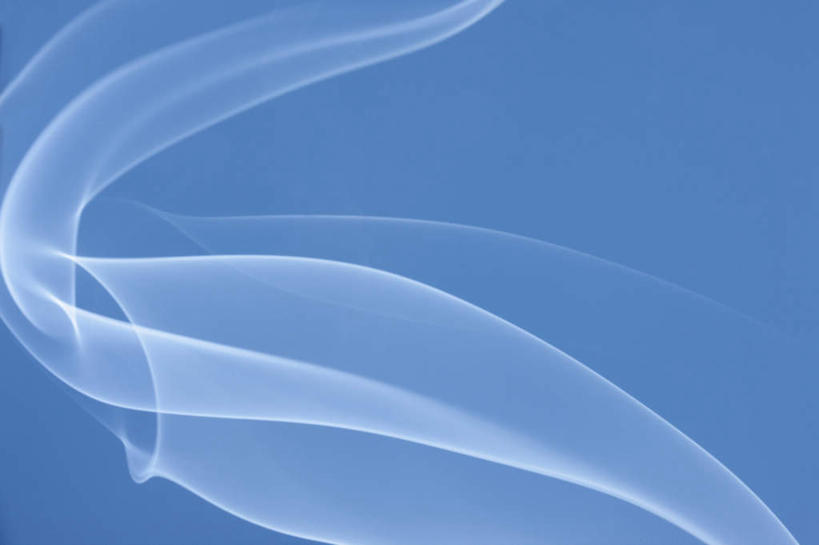 无人,横图,室内,特写,白天,正面,一条,蓝色背景,弯曲,飘扬,光线,光泽,烟雾,光芒,飞舞,白色,烟,摄影,影棚,飘逸,杂乱,卫生,光辉,纯真,洁净,光明,毫光,恬静,中间色,朴素,清白,彩图,影棚拍摄,拍摄