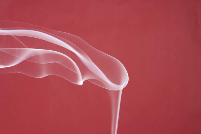 无人,横图,室内,特写,白天,正面,一条,红色背景,弯曲,飘扬,光线,光泽,烟雾,光芒,飞舞,白色,烟,摄影,影棚,飘逸,杂乱,卫生,光辉,纯真,洁净,光明,毫光,恬静,中间色,朴素,清白,彩图,影棚拍摄,拍摄