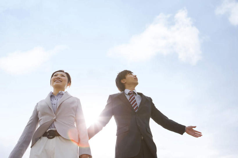 东方人,两个人,伙伴,朋友,商务人士,商务男性,商务女性,站,笑,微笑,露齿笑,横图,室外,白天,仰视,衬衫,友谊,合作,团队,亚洲,阴影,套装,光线,影子,云,云朵,云彩,注视,黄种人,蓝色,白云,蓝天,天空,阳光,天,观察,看,双手张开,站着,战略,晴朗,观看,察看,关注,商务装,工薪阶层,联合,合谋,配合,协作,男人,男性,年轻男性,年轻女性,女人,女性,亚洲人,白领,上班族,晴空,抬头,仰头,站立,半身,彩图,低角度拍摄,衬衣