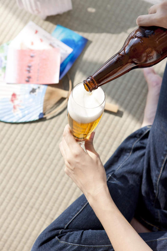 啤酒,一个人,坐,盘腿,竖图,俯视,室内,特写,白天,杯子,仅一个男性,仅一个人,一把,握,阴影,服装,朦胧,模糊,反射,扇子,席子,影子,折扇,纸扇,酒类,三张,清凉,拿,拿着,休闲装,凉爽,文化,玻璃制品,酒,饮料,仅一个年轻男性,衣服,蓝色,酒杯,卡片,啤酒杯,休闲,休闲服,握着,服饰,草编,撒扇,男人,男性,年轻男性,玻璃杯,盘腿而坐,盘膝,盘着腿的,盘着腿坐,双腿交叉,坐着,半身,彩图,高角度拍摄,传统文化