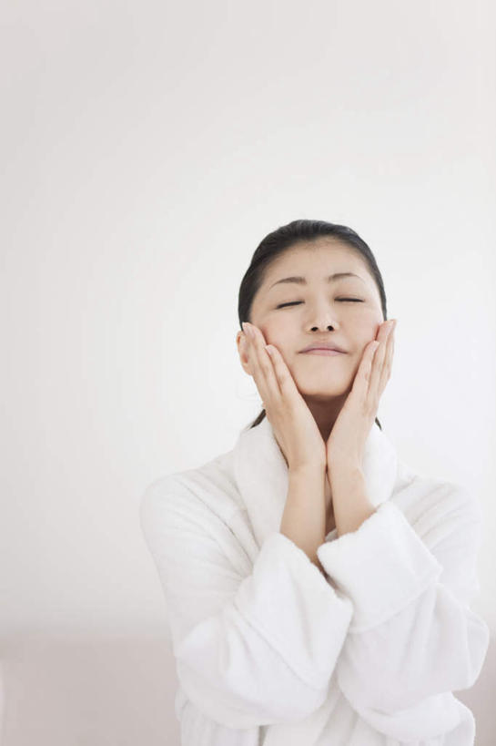 东方人,一个人,站,摸,竖图,室内,白天,白色背景,正面,浴袍,亚洲,仅一个女性,仅一个人,抚摸,朦胧,模糊,黄种人,站着,仅一个中年女性,摄影,影棚,女人,女性,中年女性,亚洲人,触摸,接触,站立,半身,彩图,影棚拍摄,汤帷子,浴衣,拍摄