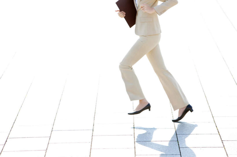 东方人,一个人,商务人士,商务女性,跑,横图,俯视,室外,白天,亚洲,仅一个女性,仅一个人,阴影,套装,光线,材料,瓷砖,档案,地砖,文件,影子,地面,黄种人,阳光,资料,仅一个中年女性,文档,商务装,工薪阶层,女人,女性,中年女性,亚洲人,白领,上班族,跑步,半身,彩图,高角度拍摄