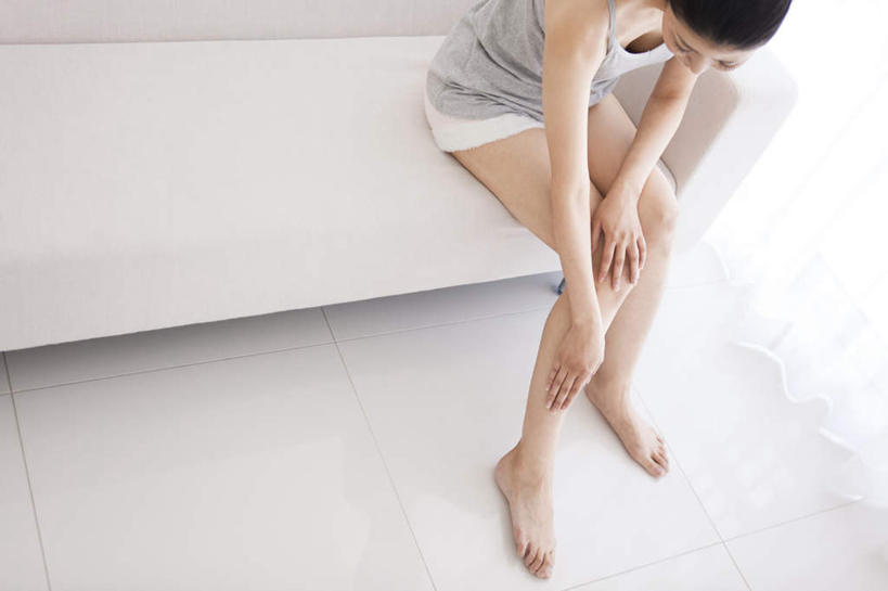 东方人,腿部,腿,一个人,坐,笑,摸,微笑,横图,俯视,室内,白天,沙发,亚洲,仅一个女性,仅一个人,抚摸,短裤,背心,瓷砖,地砖,地面,注视,黄种人,穿,一个,白色,灰色,低头,观察,看,仅一个中年女性,辫子,赤脚,揉,单个,观看,察看,穿着,关注,布艺沙发,年轻女性,女人,女性,中年女性,亚洲人,长发,触摸,接触,坐着,半身,彩图,高角度拍摄