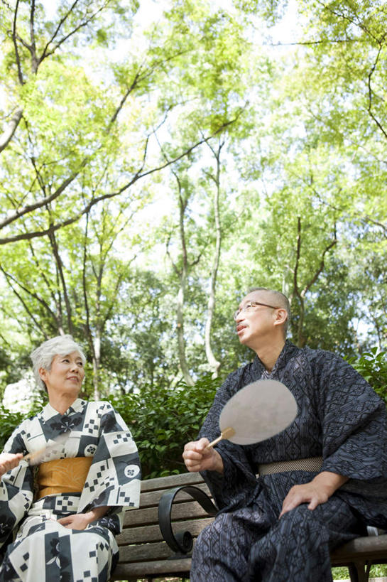 东方人,头发,两个人,家庭,夫妻,坐,笑,微笑,露齿笑,竖图,室外,白天,仰视,民族服装,爱情,树林,植物,椅子,亚洲,握,阴影,花纹,和服,光线,扇子,图案,眼镜,影子,木椅,浪漫,清凉,注视,黄种人,凉爽,文化,树,树木,绿色,白色,阳光,自然,观察,看,温暖,温馨,一家人,恩爱,握着,摇,恋人,服饰,生长,成长,观看,和睦,察看,关注,吴服,唐草,唐花,唐锦,老年男性,老年女性,男人,男性,女人,女性,亚洲人,夫妇,情侣,坐着,半身,彩图,低角度拍摄,传统服装,民俗服,伴侣,融洽,传统文化