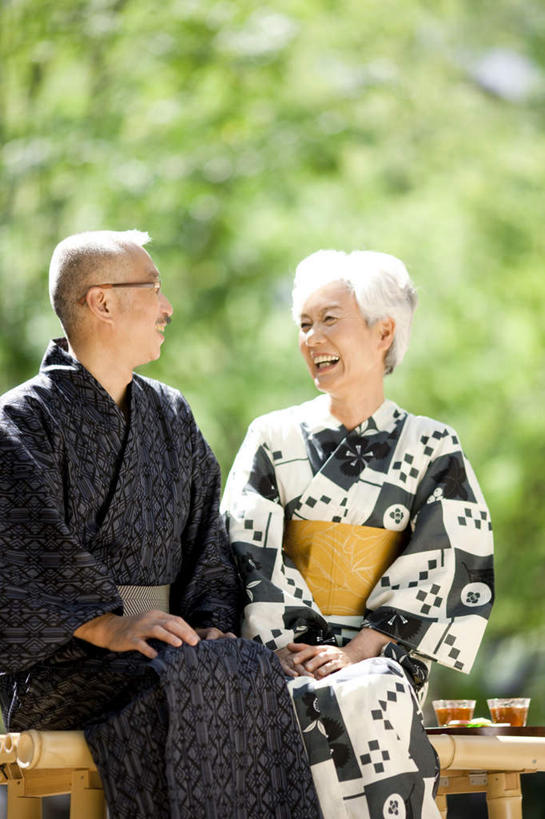 东方人,头发,两个人,家庭,夫妻,坐,笑,微笑,露齿笑,竖图,室外,白天,正面,民族服装,爱情,树林,植物,椅子,亚洲,握,阴影,花纹,和服,朦胧,模糊,光线,图案,眼镜,影子,木椅,浪漫,注视,黄种人,树,树木,绿色,白色,阳光,自然,观察,看,温暖,温馨,一家人,恩爱,握着,摇,恋人,服饰,生长,成长,观看,和睦,察看,关注,吴服,唐草,唐花,唐锦,老年男性,老年女性,男人,男性,女人,女性,亚洲人,夫妇,情侣,坐着,半身,彩图,传统服装,民俗服,伴侣,融洽