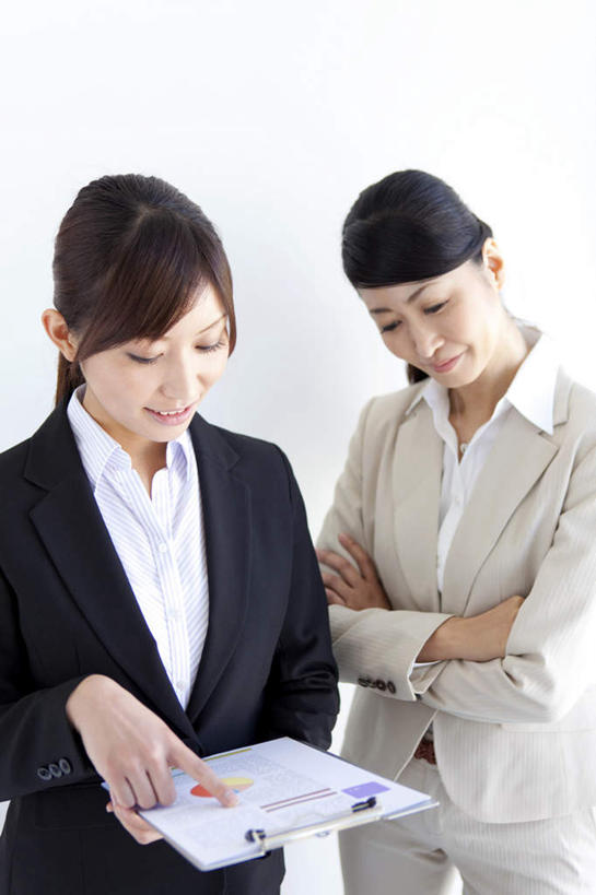 东方人,两个人,同事,商务人士,站,笑,微笑,竖图,室内,白天,白色背景,正面,成功,合作,团队,集体,信心,亚洲,套装,文件夹,拿,拿着,注视,黄种人,队伍,低头,观察,站着,摄影,影棚,观看,察看,领导,指着,成就,关注,商务装,合伙,领袖,工薪阶层,年轻女性,女人,女性,亚洲人,白领,上班族,站立,半身,彩图,影棚拍摄,拍摄