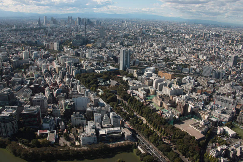 无人,家,高楼大厦,横图,全景,俯视,航拍,室外,白天,度假,草地,草坪,美景,山,山脉,树林,天际线,植物,城市风光,城市,大厦,道路,建筑,路,摩天大楼,公路,东京,日本,阴影,光线,影子,房屋,屋子,地平线,景观,山峰,云,云朵,辽阔,地面,交通,山峦,云彩,娱乐,楼房,住宅,草,树,树木,蓝色,绿色,白云,蓝天,天空,阳光,自然,群山,天,享受,休闲,广阔,景色,放松,千代田区,生长,成长,一望无际,鸟瞰,延伸,东亚,本州,关东地方,本州岛,日本国,东京都,靖国神社,天地相交,县厅,东京市,无边无际,一马平川,马路,彩图,高角度拍摄,房子,大楼,高层建筑,高楼,摩天楼