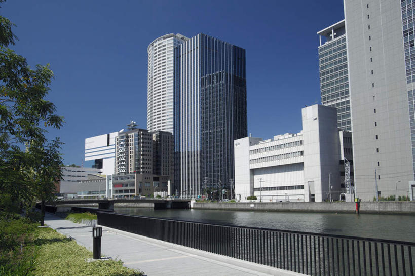 无人,公园,高楼大厦,栏杆,横图,室外,白天,仰视,度假,草地,草坪,河流,美景,树林,水,植物,城市风光,城市,大桥,大厦,建筑,立交桥,路灯,摩天大楼,桥梁,汽车,照明,日本,亚洲,阴影,光线,影子,河水,景观,水流,高架,建筑群,围栏,斜拉桥,桥,灯光,地面,娱乐,建设,护栏,车,灯,草,树,树木,蓝色,绿色,蓝天,天空,自然,交通工具,轿车,天,享受,休闲,景色,放松,大阪,生长,成长,照亮,照明设备,载具,东亚,本州,大阪府,本州岛,日本国,近畿地方,近畿,中之岛,县厅,大阪市,中之岛公园,彩图,低角度拍摄,大楼,高层建筑,高楼,摩天楼