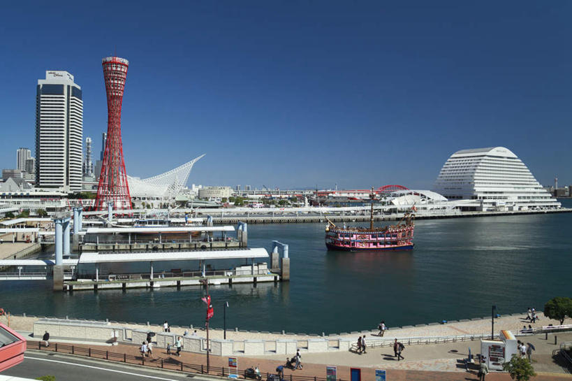 高楼大厦,栏杆,码头,横图,俯视,室外,白天,度假,海浪,海洋,美景,城市风光,城市,大厦,港口,建筑,路灯,摩天大楼,船,照明,日本,亚洲,一艘,景观,浪花,建筑群,围栏,塔,灯光,游艇,地面,许多人,娱乐,建设,护栏,灯,红色,蓝色,蓝天,天空,海水,交通工具,天,享受,休闲,景色,放松,照亮,照明设备,载具,海景,东亚,本州,本州岛,日本国,近畿地方,近畿,兵库,兵库县,神户,神户港,神户市,神戸,县厅,神戸市,神户塔,大海,风浪,海,海水的波动,近岸浪,涌浪,彩图,高角度拍摄,全身,摆渡口,埠头,大楼,渡口,渡头,港湾,高层建筑,高楼,海港,货运码头,口岸,摩天楼,商港