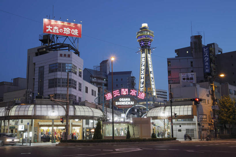 无人,家,横图,室外,夜晚,仰视,旅游,度假,美景,树林,植物,城市风光,城市,道路,路,路灯,公路,汽车,照明,日本,亚洲,日文,标志,广告牌,文字,字符,房屋,屋子,景观,公寓,灯光,交通,娱乐,标识,洋房,楼房,住宅,车,灯,树,树木,蓝色,绿色,蓝天,天空,自然,交通工具,轿车,天,享受,休闲,景色,放松,大阪,生长,成长,照亮,照明设备,载具,东亚,本州,大阪府,本州岛,日本国,近畿地方,近畿,日语,通天阁,马路,彩图,低角度拍摄,房子