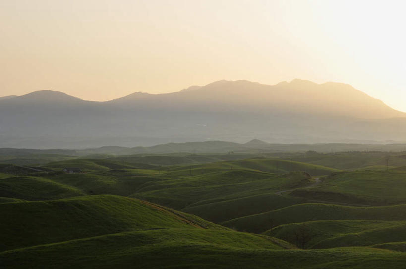 无人,横图,俯视,室外,白天,旅游,度假,日出,美景,山,山脉,树林,太阳,植物,雾,日本,亚洲,阴影,朦胧,模糊,光线,影子,景观,山峰,朝霞,晨曦,黎明,山峦,娱乐,树,树木,绿色,天空,阳光,自然,群山,天,享受,休闲,景色,放松,生长,成长,迷雾,自然风光,东亚,日本国,九州本岛,九州,九州岛,九州地方,熊本,熊本县,朝阳,大雾,彩图,高角度拍摄,破晓